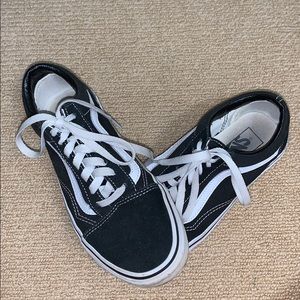 Black vans (womens US 7.0) (men’s US 5.5)